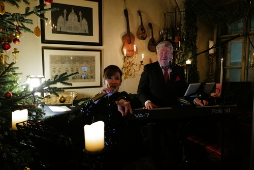 Charles Dickens veröffentlicht den Roman "A Christmas Carol" (1843)