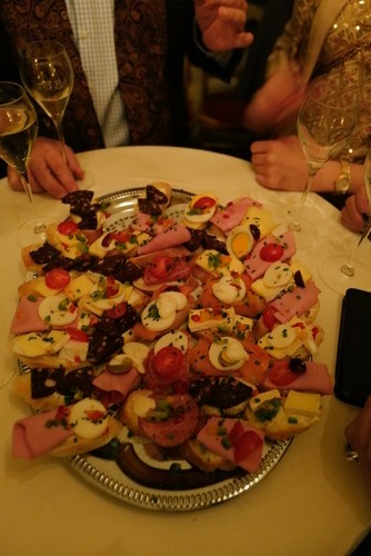 Charles Dickens veröffentlicht den Roman "A Christmas Carol" (1843)