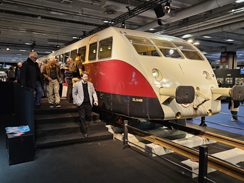 Der österreichische Filmpionier und Renfahrer Sascha Graf Kolowrat wird geboren (1886)