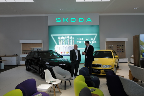 DuPont stellt die ersten Zahnbürsten mit Nylon-Borsten her (1938)