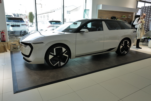 DuPont stellt die ersten Zahnbürsten mit Nylon-Borsten her (1938)