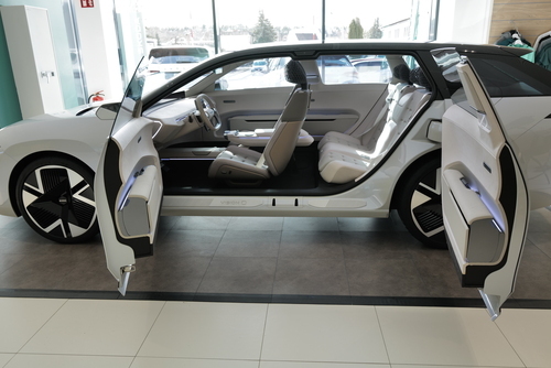 DuPont stellt die ersten Zahnbürsten mit Nylon-Borsten her (1938)