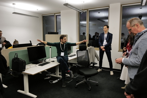 DuPont stellt die ersten Zahnbürsten mit Nylon-Borsten her (1938)