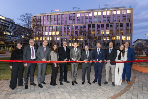 DuPont stellt die ersten Zahnbürsten mit Nylon-Borsten her (1938)