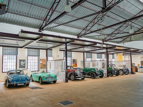 Alte Fabrik, alte Autos, neues Leben