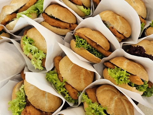 Isaac Newton wird für seine Verdienste um die Wissenschaft zum Ritter geschlagen (1705)