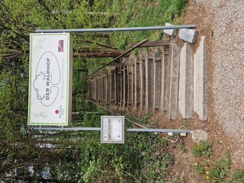 Isaac Newton wird für seine Verdienste um die Wissenschaft zum Ritter geschlagen (1705)