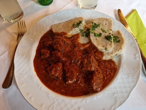 Isaac Newton wird für seine Verdienste um die Wissenschaft zum Ritter geschlagen (1705)