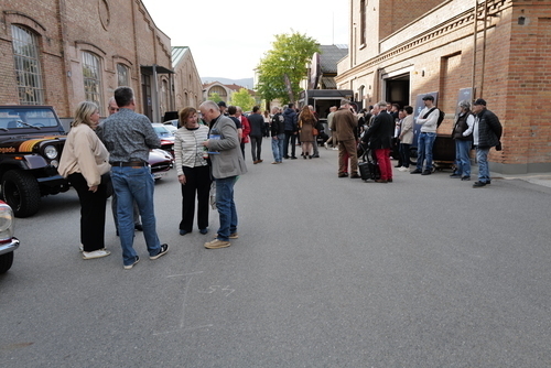 Isaac Newton wird für seine Verdienste um die Wissenschaft zum Ritter geschlagen (1705)