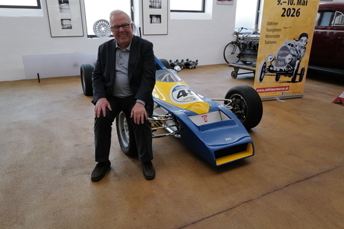 Isaac Newton wird für seine Verdienste um die Wissenschaft zum Ritter geschlagen (1705)