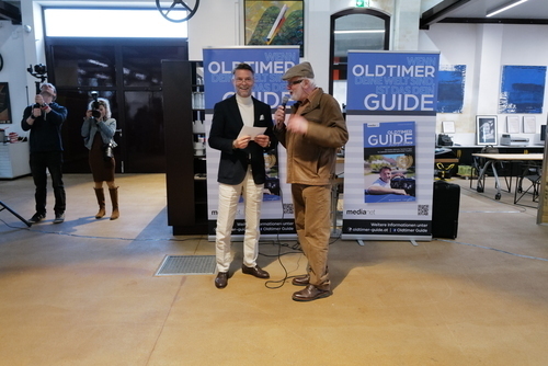 Isaac Newton wird für seine Verdienste um die Wissenschaft zum Ritter geschlagen (1705)