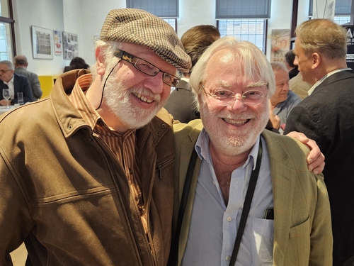 Isaac Newton wird für seine Verdienste um die Wissenschaft zum Ritter geschlagen (1705)