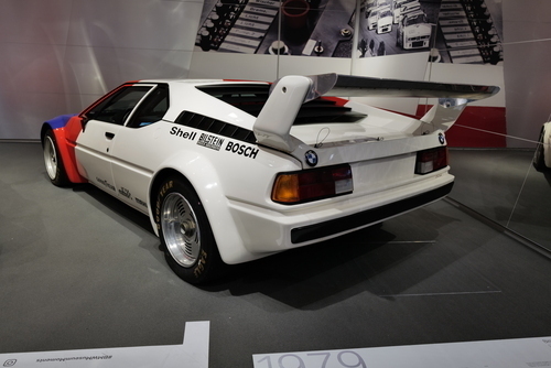 Kaiser Karl VI. veröffentlicht die Pragmatische Sanktion, die die Unteilbarkeit und Untrennbarkeit aller habsburgischen Länder festlegt (1713)