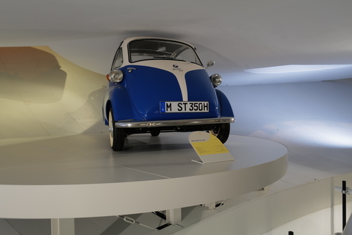 Kaiser Karl VI. veröffentlicht die Pragmatische Sanktion, die die Unteilbarkeit und Untrennbarkeit aller habsburgischen Länder festlegt (1713)