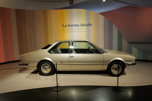 Kaiser Karl VI. veröffentlicht die Pragmatische Sanktion, die die Unteilbarkeit und Untrennbarkeit aller habsburgischen Länder festlegt (1713)