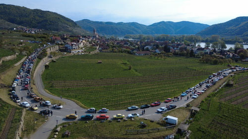 Kaiser Karl VI. veröffentlicht die Pragmatische Sanktion, die die Unteilbarkeit und Untrennbarkeit aller habsburgischen Länder festlegt (1713)