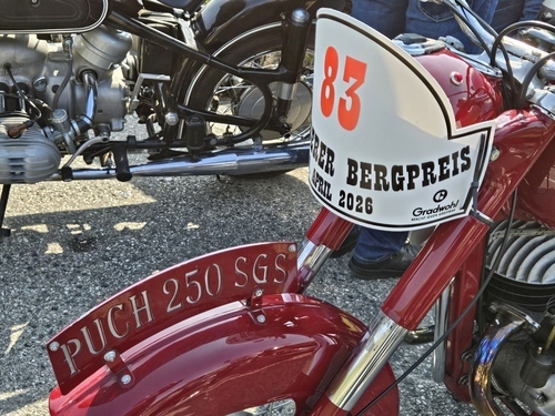 Kaiser Karl VI. veröffentlicht die Pragmatische Sanktion, die die Unteilbarkeit und Untrennbarkeit aller habsburgischen Länder festlegt (1713)