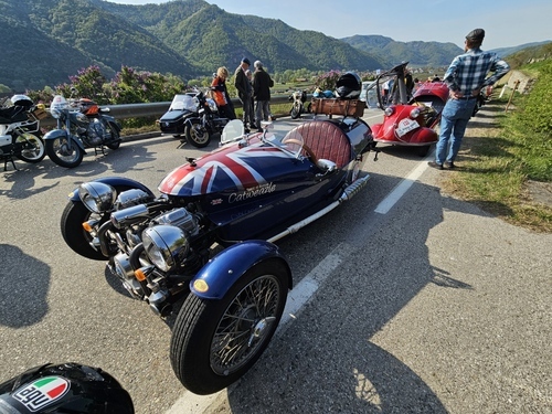 Kaiser Karl VI. veröffentlicht die Pragmatische Sanktion, die die Unteilbarkeit und Untrennbarkeit aller habsburgischen Länder festlegt (1713)