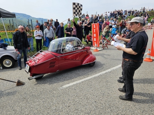 Kaiser Karl VI. veröffentlicht die Pragmatische Sanktion, die die Unteilbarkeit und Untrennbarkeit aller habsburgischen Länder festlegt (1713)