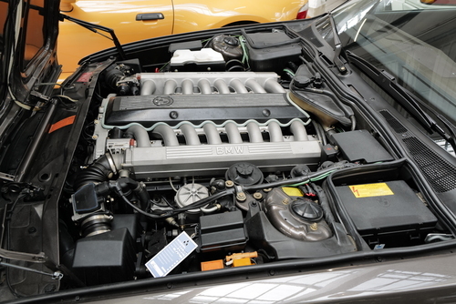 Von Paris nach Versailles findet das erste Autorennen der Welt statt (1887)