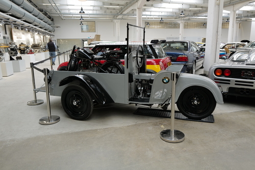 Von Paris nach Versailles findet das erste Autorennen der Welt statt (1887)