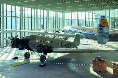 Ju52 und Super Connie sind nun im „Hangar One“ vereint