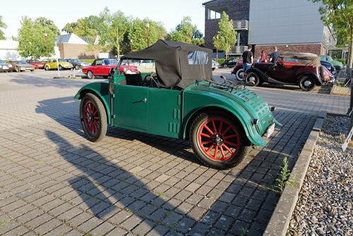 Die "New York Times" verwendet in einem Artikel erstmals den Spitznamen "Beetle" für den KdF-Wagen (Später VW Käfer) (1938)