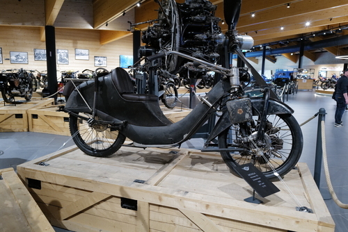 Der Schweizer Rennfahrer Jo Siffert wird in Freiburg im Üechtland geboren (1936)