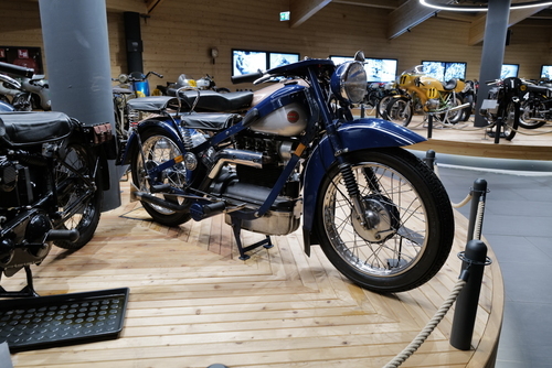 Der Schweizer Rennfahrer Jo Siffert wird in Freiburg im Üechtland geboren (1936)