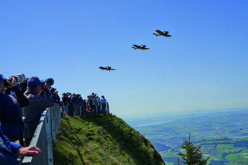 Oldie-Flugparade auf Schweizer Alpengipfel